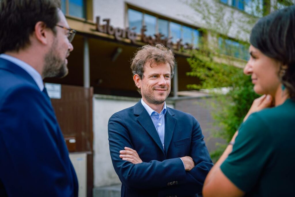 Paul Vannier devant un établissement